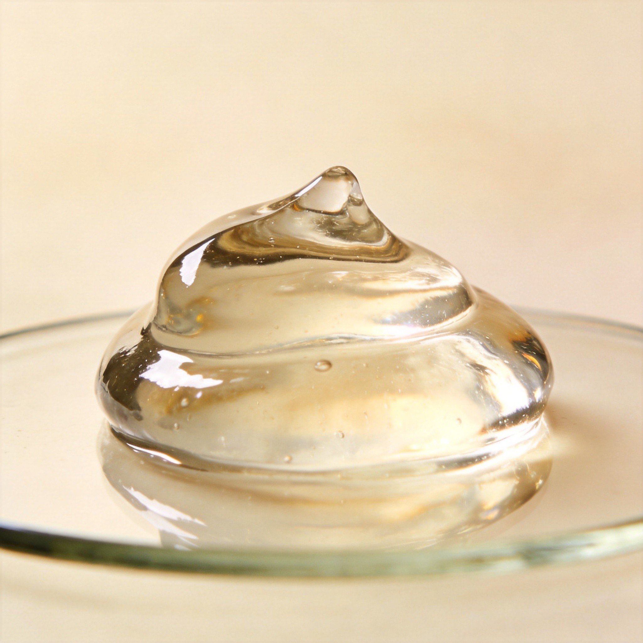 Glossy transparent hyaluronic acid gel